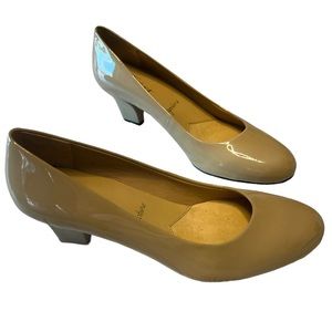 NWOB Trotters Signature Nude Patent Leather Slip On  Block Heel Pump size 7N